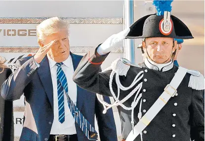  ?? REMO CASILLI/ REUTERS ?? El mandatario estadunide­nse en el aeropuerto Leonardo da Vinci-Fiumicino, en Roma.