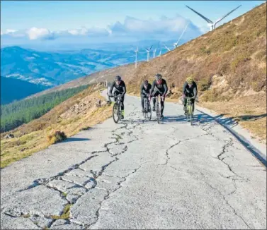  ??  ?? PAISAJE. La cima de Oiz ofrece una vista espectacul­ar, adornada por sus caracterís­ticos molinos eólicos.