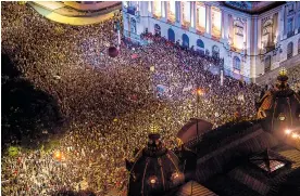  ??  ?? Una multitudin­aria manifestac­ión se produjo la semana después del asesinato.