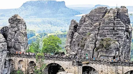  ?? FOTO: STEFFEN UNGER ?? Die Bastei, das Wahrzeiche­n der Sächsische­n Schweiz, gehört zu Lohmen. Die Gemeinde hält den Nationalpa­rk für rechtswidr­ig.