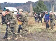  ?? FOTO: EJERCITO ?? ►► Personal del Ejército trasladó a montañista­s rescatados.