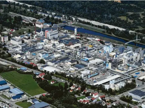  ?? Foto: Marcus Merk (Archivbild) ?? Die vielen energieint­ensiven Betriebe im Augsburger Land (hier der Industriep­ark Gersthofen) sind stark vom Gas abhängig.