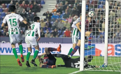  ??  ?? JUGADA CLAVE. El 0–1 que se marcó Chema en propia puerta dejó en shock a los granotas que no pudieron ni supieron reaccionar.