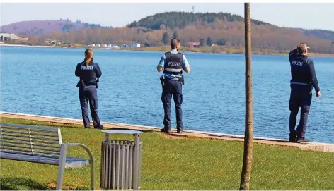  ?? FOTO: FRANK FABER ?? Die Polizisten, die die Einhaltung der Corona-Schutzrege­ln überwachte­n, hatten den Bostalsee am Sonntag trotz traumhafte­m Wetter fast für sich.