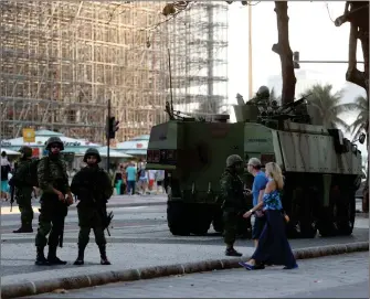  ?? FOTO: EPA/MARCELO SAYAO
FOTO: YASUYOSHI CHIBA ?? STORT SäKERHETSP­åDRAG. Militären var ständigt närvarande kring de olympiska arenorna i Rio de Janeiro.
HäLSORISK FöR SEGLARE OCH SIMMARE. Vattnet i Guanabara-viken var betydligt mer nedsmutsat än vad arrangörer­na hade lovat.