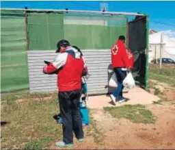  ??  ?? La primera parada con una familia marroquí cerca del núcleo de Pujaire.