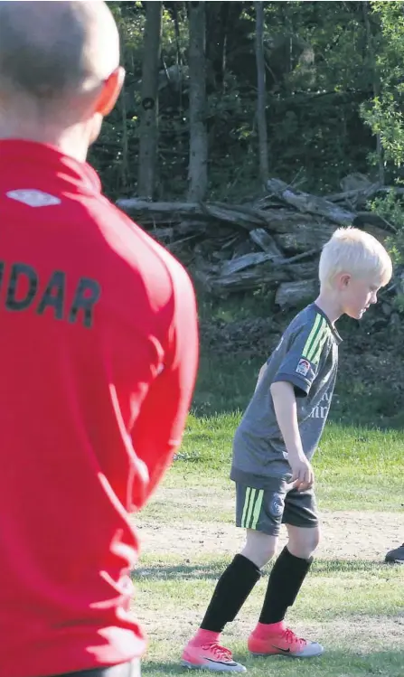  ??  ?? NYKA: Tor Arne Svartangen, her på klubbesøk hos Skidars 10-åringer, er ansatt som ny KA i Telemark. Svartangen starter i sin nye jobb 16. august.