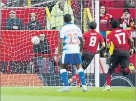  ?? FOTO: GYI ?? Mata marca y Solskjaer, histórico El asturiano anotó de penalti y el técnico, 5 de 5