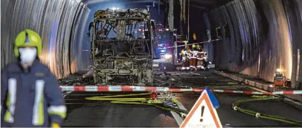  ?? Foto: Gian Ehrenzelle­r/Keystone/dpa ?? Ein Reisebus steht am Freitagnac­hmittag völlig ausgebrann­t im San Bernardino Tunnel. Aus dem Fahrzeug und dem Tunnel konnten sich alle Reisenden, davon viele aus dem Donau Ries Kreis, retten. Die Hitze war zu nächst so groß, dass sich die Feuerwehr...