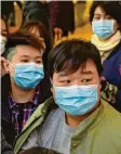  ?? Foto: dpa ?? Menschen in China tragen Masken, um sich vor einem gefährlich­en Virus zu schützen.