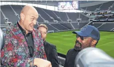  ?? FOTO: CHARLOTTE WILSON/IMAGO ?? Tyson Fury (links) geht als Favorit in den WM-Kampf gegen Derek Chisora. Im Stadion der Tottenham Hotspur werden 60.000 Fans erwartet.