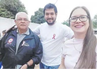  ??  ?? En la imagen se observa al señor Alberto Risso (+) de campera oscura en compañía de los doctores Adrián Croce y Lorena Echagüe.