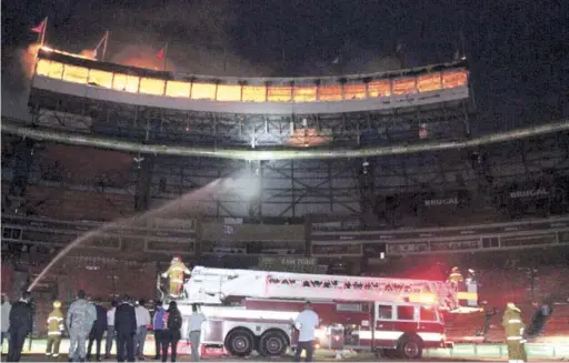  ?? FOTO GLAUCO MOQUETE | DISEÑO JULIO ANÍBAL RAMÍREZ ?? SOCORRO. Varias unidades del Cuerpo de Bomberos de Santo Domingo acudieron a tratar de detener el avance del incendio que afectó ayer al estadio Quisqueya Juan Marichal.