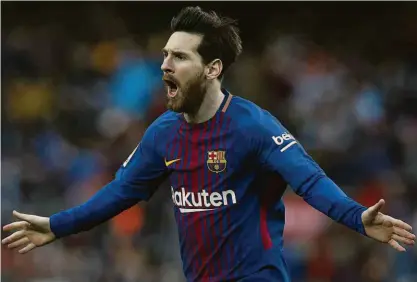  ?? Manu Fernandez/AP ?? O argentino Lionel Messi comemora o gol da vitória contra o Atlético de Madrid, no Camp Nou, na 27ª rodada do Espanhol; ele marcou o gol de número 600 na sua carreira e o terceiro seguido cobrando falta