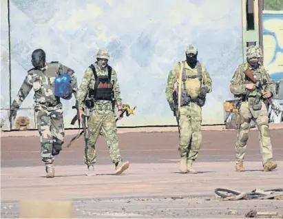  ?? Uncredited / AP ?? Esta imagen del ejército francés muestra tres supuestos mercenario­s rusos en el norte de Mali