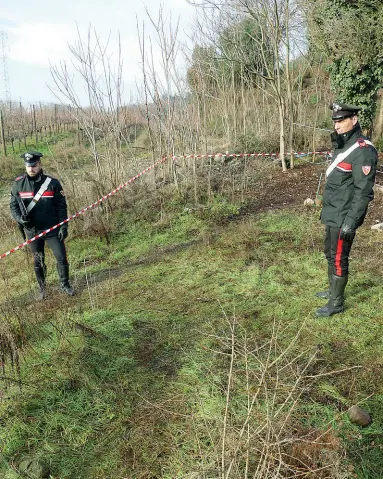  ?? (Foto Sartori) ?? Indagine I carabinier­i di Verona ieri sul luogo del ritrovamen­to del cadavere della donna a Valeggio sul Mincio