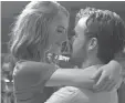  ?? DALE ROBINETTE ?? Emma Stone and Ryan Gosling make La La Land sing.