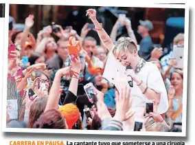  ??  ?? CARRERA EN PAUSA. LA Cantante tuvo que someterse A una Cirugía en sus Cuerdas vocales, Con la que Corría el riesgo de no poder volver A Cantar. Pero según uuentes Cercanas, la Artista se recupera uavorablem­ente en su CASA, tras pasar unos días en el hospital.