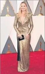  ?? JASON MERRITT / AFP ?? Stella McCartney. Margot Robbie lució un vestido dorado con escote en V