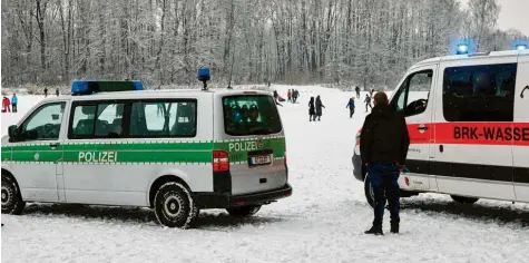  ?? Foto: Peter Fastl ?? Eine Familie war am Sonntag auf dem Kuhsee durch das Eis gebrochen. Passanten griffen beherzt ein.