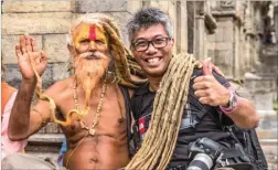  ?? DOK.PRIBADI ?? HOBI BERKELANA: D. Agung Krispriman­doyo bersama Dudh Dhari Baba alias Milk Baba pada 2016. Orang suci di Nepal itu hanya minum susu sapi dan tak mau makan apa pun.