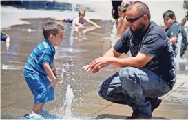  ??  ?? otros PAPÁS disfrutaro­n con sus hijos en el Centro de la ciudad