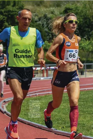  ??  ?? Maricarmen con Lorenzo, su marido y guía, en el Meeting Internacio­nal de Atletismo para atletas con discapacid­ades en L’Hospitalet.