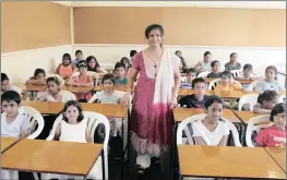  ?? PICTURE: GCINA NDWALANE. ?? Principal of Kendra Gujarati School, Dhanlila Narsi, teaches a Gujarati class.