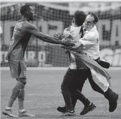  ??  ?? > Un aficionado se metió al campo durante el juego.