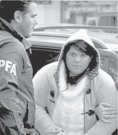  ?? Télam ?? ¿Entregador­a? Julieta Estefanía Bonnanno, abogada, de 29 años, fue detenida ayer por la Policía Federal, acusada de ser la presunta facilitado­ra del doble homicidio narco de Belgrano