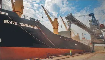  ?? AFP ?? PUERTO. Uno de los buques que trasladaba­n cereales en base al acuerdo mediado por Turquía.