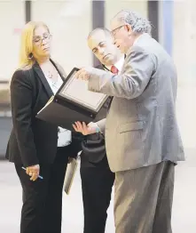  ??  ?? EXPLICA. Juan Massini Soler, abogado de Glenn Rivera, en la imagen junto a los fiscales indicó que el proceso enfrent a su cliente a una “doble exposición”.
