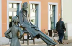  ?? Foto: dpa/Sebastian Willnow ?? Stimmungsm­äßig passend zum Naumburger Titeldrama: das Nietzsche-Denkmal in der Domstadt, wo der Philosoph einige Jahre lebte.