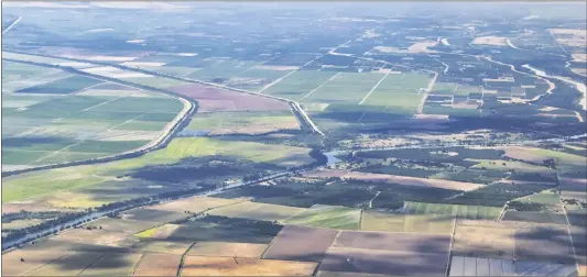  ?? BUREAU FEDERATION PHOTO COURTESY OF CALIFORNIA FARM ?? Farm and business groups are suing federal agencies, challengin­g a new rule intended to protect “navigable waters,” in the Sacramento Valley. Groups claim the rule could impose regulatory burdens for farms.