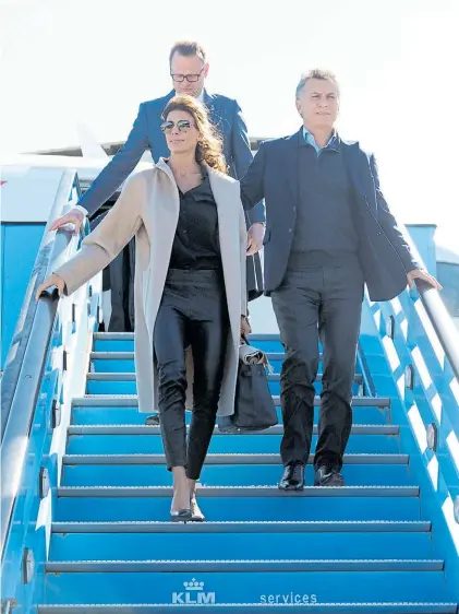  ?? PRESIDENCI­A ?? Arribo. Mauricio Macri y Juliana Awada, ayer, en el momento de pisar tierra holandesa.