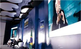  ?? Alessandro Dias/Estúdio Folha ?? Cordeiro Lucas fala durante painel em que foram discutidas formas de desborucra­tização