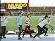  ?? FOTOS: MANEL MONTILLA ?? Cinco fueron los colegios de Barcelona que protagoniz­aron la tercera y última matinal de atletismo infantil en el CEM La Mar Bella en el marco de la 98ª edición de la Jean Bouin