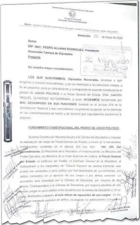  ??  ?? Presentaci­ón del libelo acusatorio que lleva estampada la firma de nueve diputados liberales.