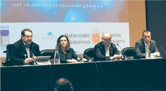  ??  ?? Javier Miranda, Ana Díez, Carlos Gimeno y Javier Lacunza, durante la presentaci­ón de la campaña escolar del Planetario de Pamplona.