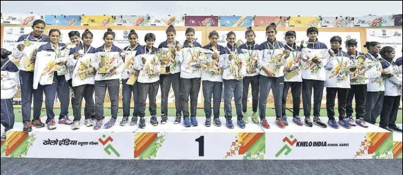  ?? HT PHOTO ?? The victorious Haryana girls’ hockey team, which won the gold after beating Jharkhand in the Khelo India School Games, in New Delhi on Thursday.