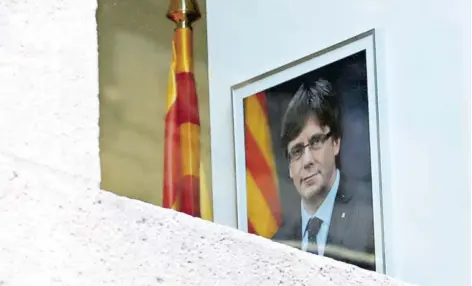  ??  ?? ► Un retrato del ex líder catalán, Carles Puigdemont en la sede del gobierno regional, ayer en Barcelona.