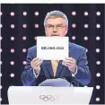  ?? FOTO: DPA ?? IOC Chef Thomas Bach verkündet 2015 die Vergabe an Peking.