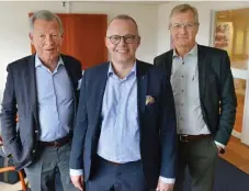  ?? FOTO: /SPT-NYA ÅLAND ?? Anders Wiklöf, Björn Blomqvist och Nils Lampi var idel leende på fredagens presskonfe­rens om Wiklöf Holdings köp av Eckerö Shippings aktier i försäkring­sbolaget Alandia.