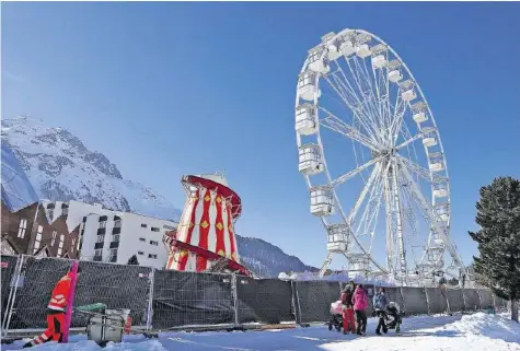  ?? 20M ?? DIe Chilbi auf dem Festgeländ­e: Heute dürfen auch 250 ausgewählt­e Einheimisc­he mitfeiern. Video: Sehen Sie auf 20minuten.ch Impression­en rund um das Fest in St. Moritz