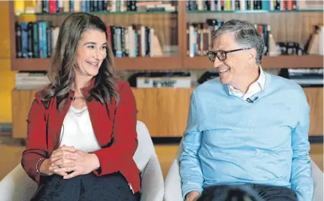  ?? FOTO: ELAINE THOMPSON/DPA ?? Bill und Melinda Gates lächeln sich während eines Interviews an. Der Microsoft-gründer und seine Frau lassen sich nach 27 Jahren scheiden.