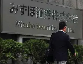  ?? BLOOMBERG PIC ?? Mizuho Securities’ Internet trading system processes transactio­ns for about 50,000 of its 1.2 million account holders each day.