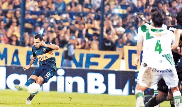  ?? JORGE SANCHEZ ?? Adentro.
Carlos Tevez saca el derechazo para dibujar el tercero de Boca junto al palo del arquero. Su último gol en Boca había sido el 17 de diciembre de 2004.