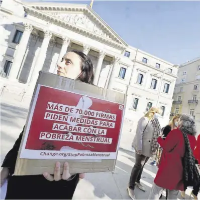  ?? David Castro ?? Concentrac­ión del colectivo Period Spain frente al Congreso de los Diputados, el pasado noviembre.