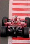  ??  ?? 3 ● Numeri differenti di cilindri dei motori con cui Kimi (sopra con la Ferrari del 2007) ha vinto in F.1: 6 (1 GP), 8 (11 GP) e 10 (9 GP). È l’unico negli anni Duemila.