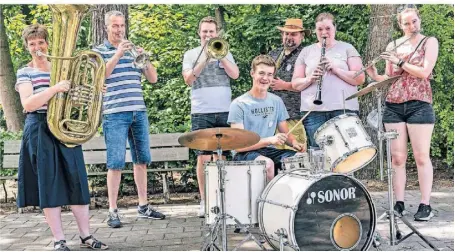  ?? FOTO: ARNULF STOFFEL ?? Beim 1. Drevenacke­r Dorffest wurde den Besuchern einiges geboten. Es gab verschiede­ne Stände von Vereinen. Auch das Jugendblas­orchester gab Kostproben seines Könnens.